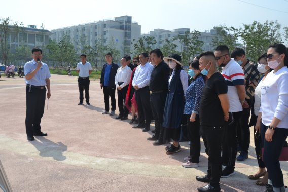 并在现场听取"一渠六河"工程建设管理有限公司总经理马绍君对该项